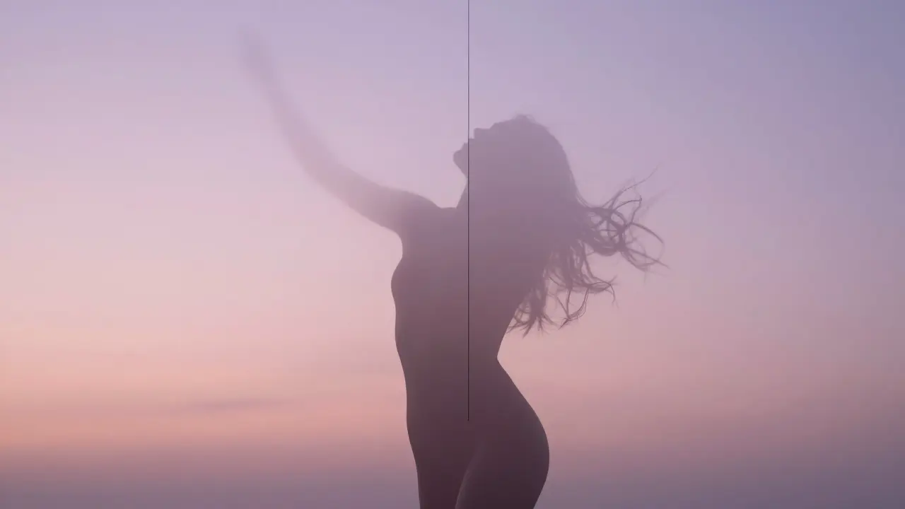 Silueta hladké pokožky s úzkým proužkem vlasů, když se zbývající chlupy rozptylují do světla.