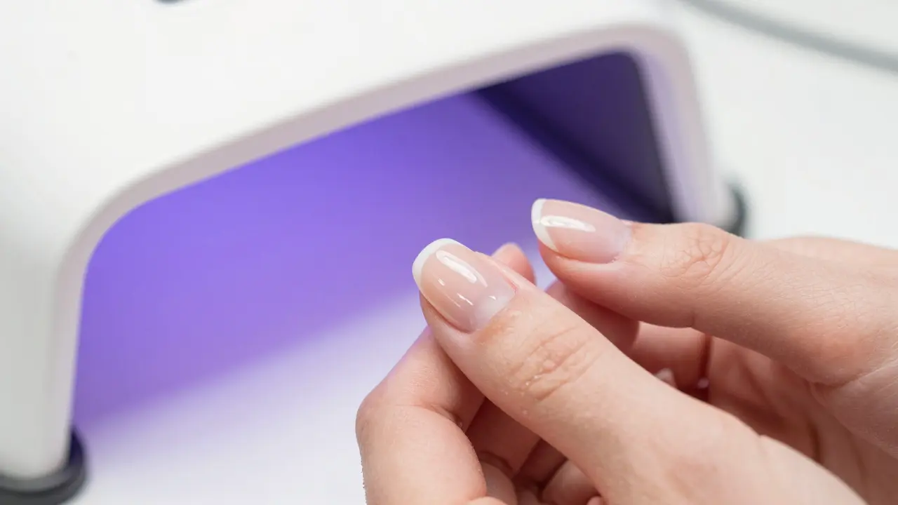 Kdy a jak správně stírat vypotek při manikúře? Průvodce pro perfektní nehty