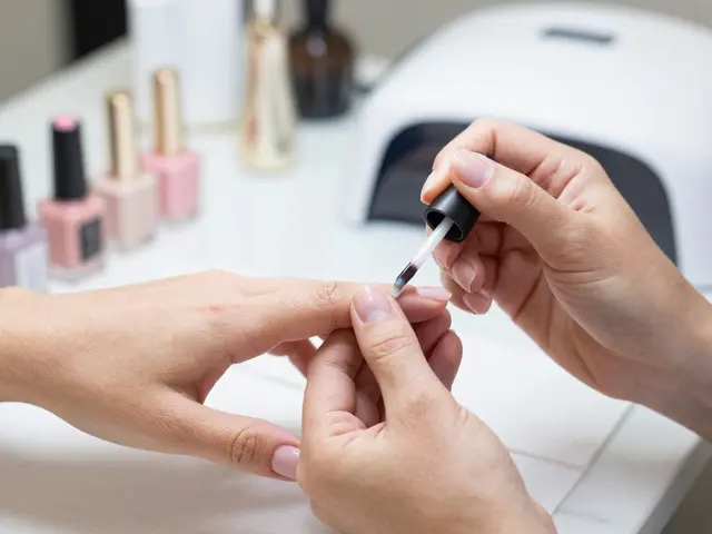 Jak dlouho trvá modeláž nehtů: Čas na salon i životnost manikúry