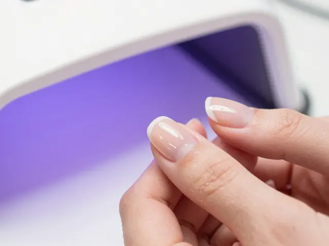 Kdy a jak správně stírat vypotek při manikúře? Průvodce pro perfektní nehty